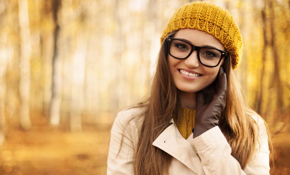 Junge Frau mit Brille