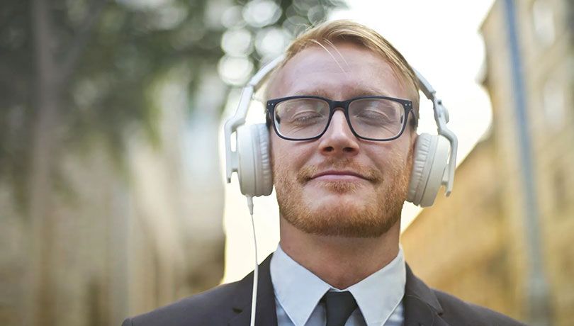 Mann mit aufgesetzten Kopfhörern